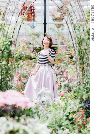 女性　ポートレート 56971769