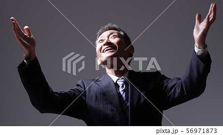 ビジネス　50代　60代　男性　スーツ 56971873