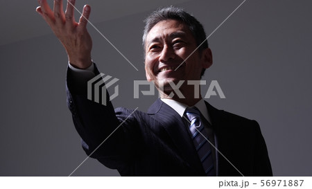 ビジネス　50代　60代　男性　スーツ 56971887