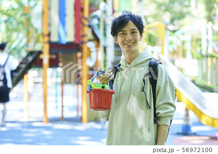 イクメン　若い男性　ファミリー　親子　ベビーシッター 56972100