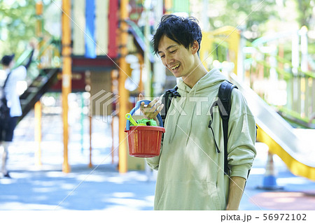 イクメン　若い男性　ファミリー　親子　ベビーシッター 56972102