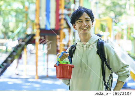 イクメン　若い男性　ファミリー　親子　ベビーシッター 56972107