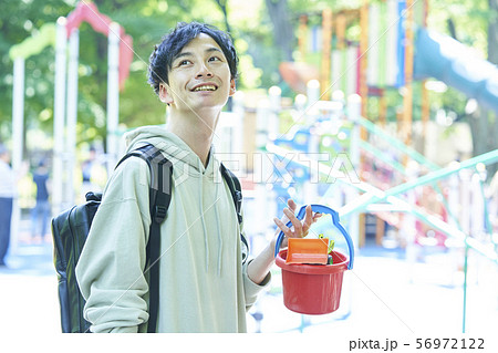 イクメン　若い男性　ファミリー　親子　ベビーシッター 56972122