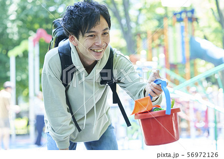 イクメン　若い男性　ファミリー　親子　ベビーシッター 56972126