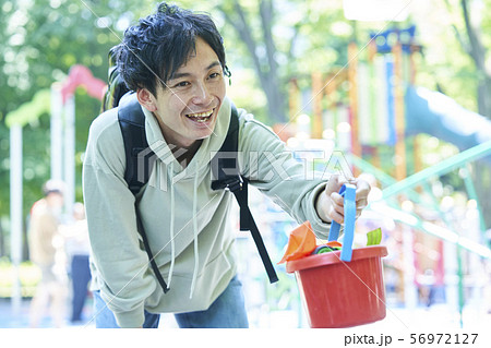 イクメン　若い男性　ファミリー　親子　ベビーシッター 56972127