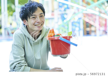 イクメン　若い男性　ファミリー　親子　ベビーシッター 56972131