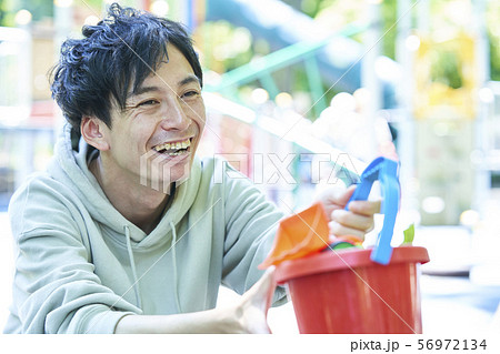 イクメン　若い男性　ファミリー　親子　ベビーシッター 56972134