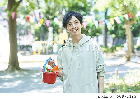 イクメン　若い男性　ファミリー　親子　ベビーシッター 56972135