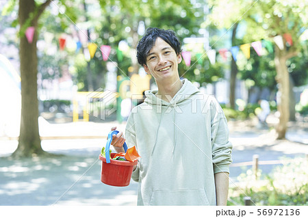 イクメン　若い男性　ファミリー　親子　ベビーシッター 56972136