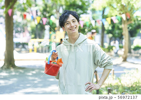 イクメン　若い男性　ファミリー　親子　ベビーシッター 56972137