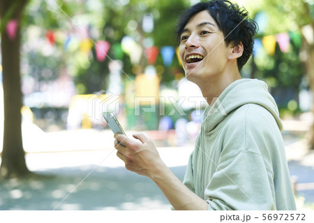 イクメン　若い男性 56972572