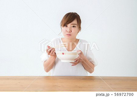 食べる女性 食べる女性 56972700