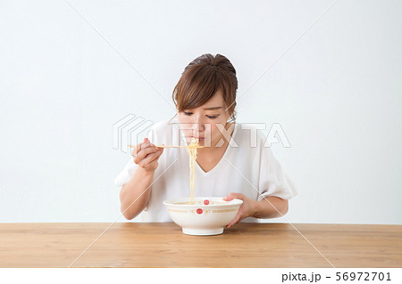 食べる女性 食べる女性 56972701