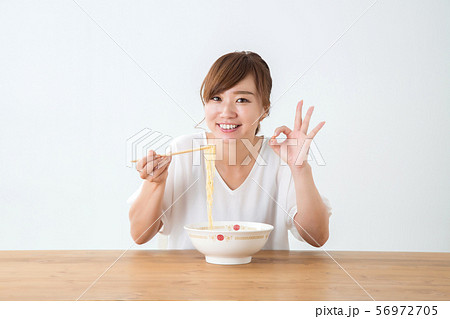 食べる女性の写真素材 [56972705] - PIXTA