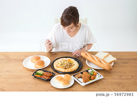 食べる女性 食べる女性 56972983