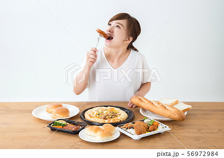 食べる女性 食べる女性 56972984