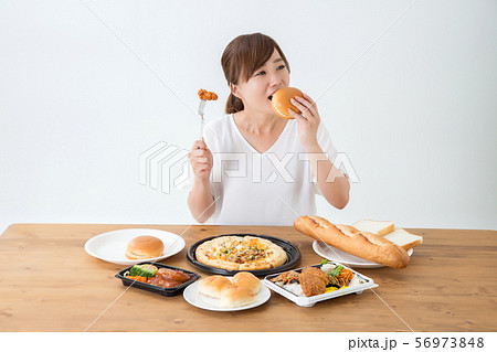 食べる女性 56973848