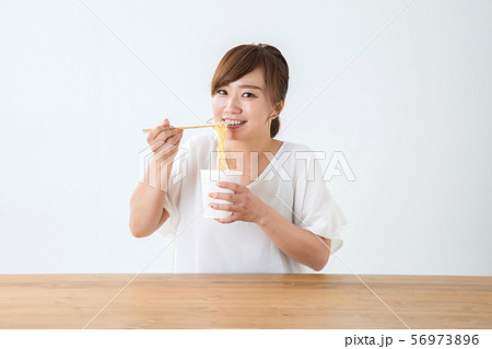 食べる女性 食べる女性 56973896