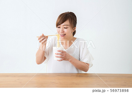 食べる女性 56973898