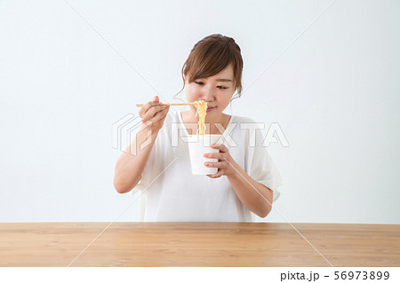 食べる女性 56973899