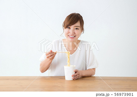 食べる女性 56973901