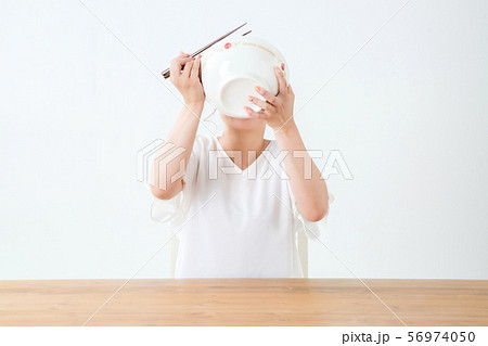 食べる女性 食べる女性 56974050