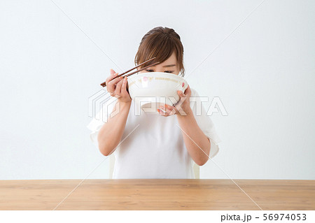 食べる女性 食べる女性 56974053