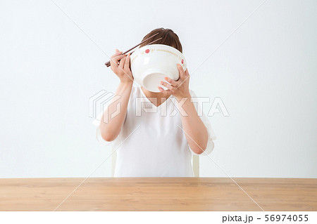 食べる女性 56974055