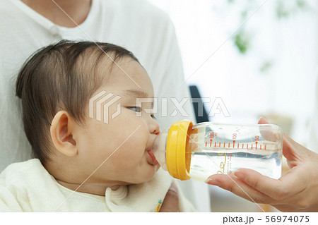 哺乳瓶で飲む赤ちゃん 哺乳瓶で飲む赤ちゃん 56974075