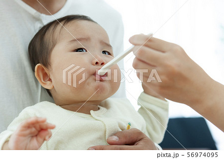 食事をする赤ちゃん 食事をする赤ちゃん 56974095