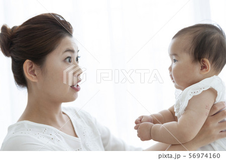 見つめ合う母親と赤ちゃん 見つめ合う母親と赤ちゃん 56974160