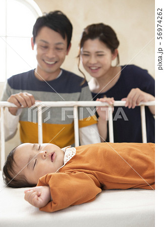 赤ちゃんを見る夫婦 56974262