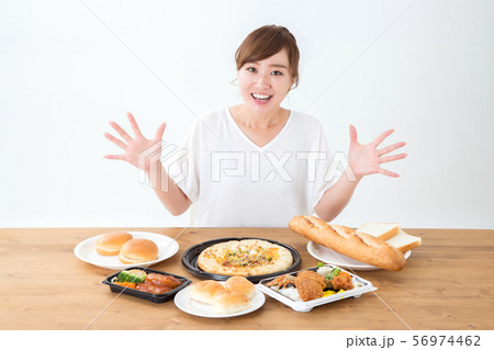 食べる女性 食べる女性 56974462