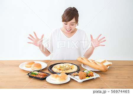 食べる女性 食べる女性 56974465