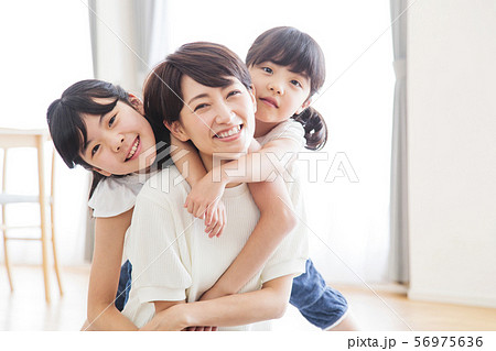 家族 親子 ファミリー 女性 子供 家族 親子 ファミリー 女性 子供 56975636