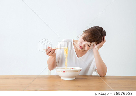 食べる女性 食べる女性 56976958