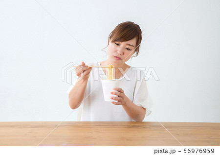 食べる女性 56976959