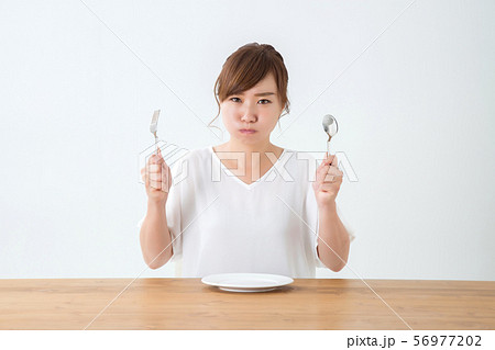 食べる女性 食べる女性 56977202
