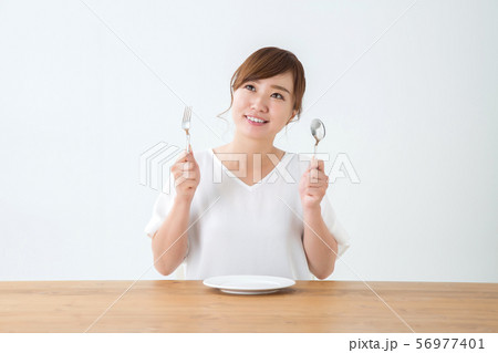 食べる女性 56977401