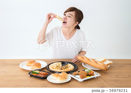 食べる女性 56979231