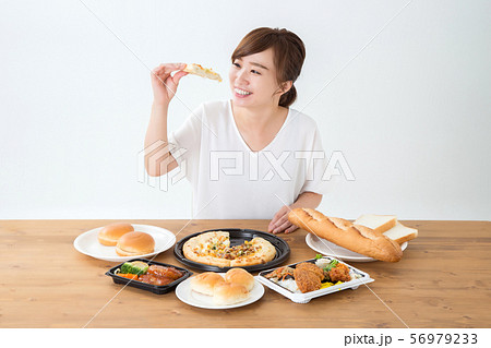 食べる女性 食べる女性 56979233