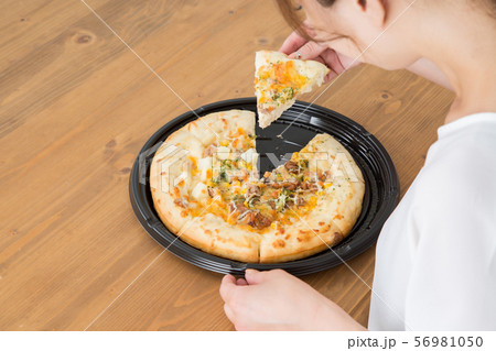 食べる女性 56981050