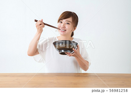 食べる女性 56981258