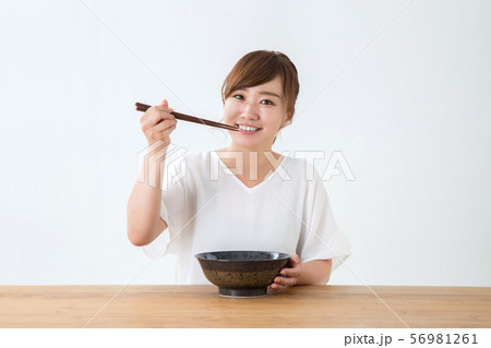 食べる女性 食べる女性 56981261