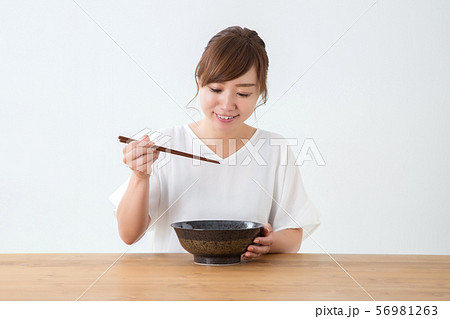 食べる女性 56981263