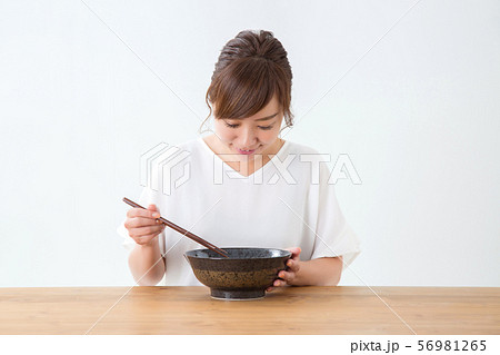 食べる女性 56981265