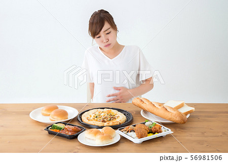 食べる女性 56981506