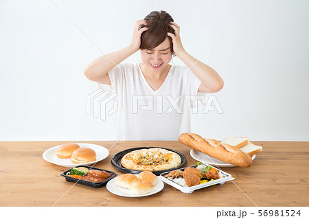 食べる女性 食べる女性 56981524