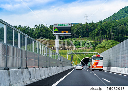 三重県　新名神高速道路を走行中のバス 56982013