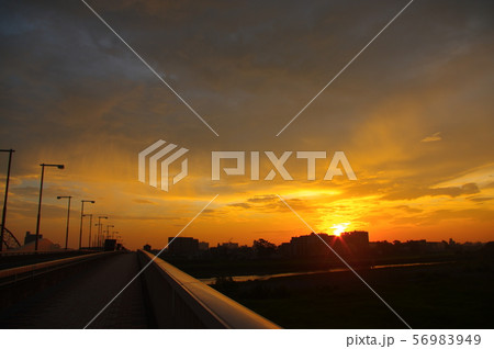 調布市と稲城市に架かる多摩川原橋から望む朝焼け 56983949